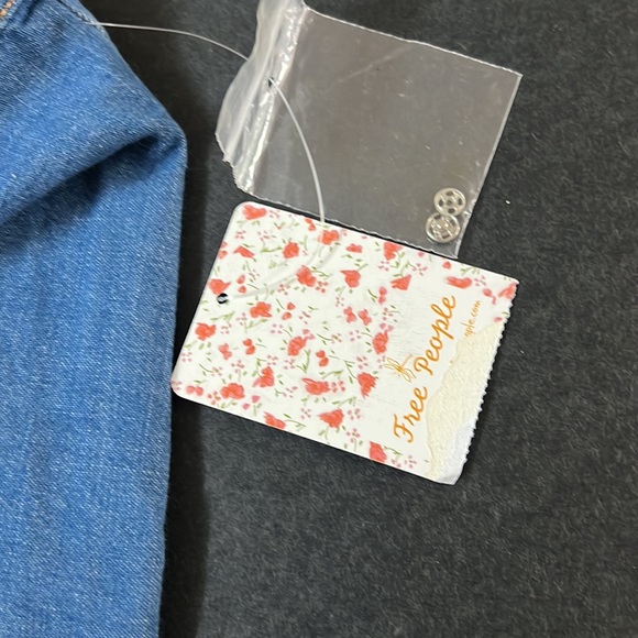 We The Free People Women’s NWT Size Large Palm Desert Denim Top size XL - Picture 16 of 16